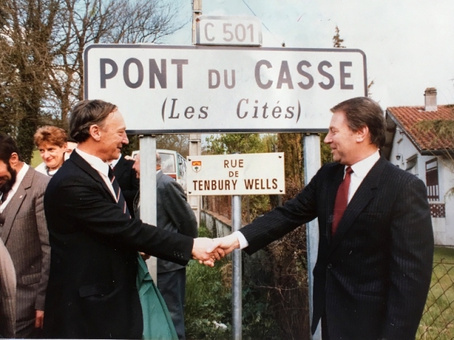 1985: The mayors of the two towns shake hands as a street in Pont-du-Casse is renamed for Tenbury Wells.